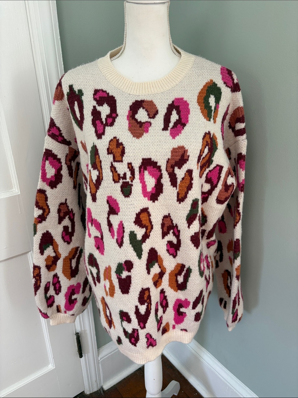 entro Anthropologie Cream Leopard Crewneck Sweater size‎ Medium
